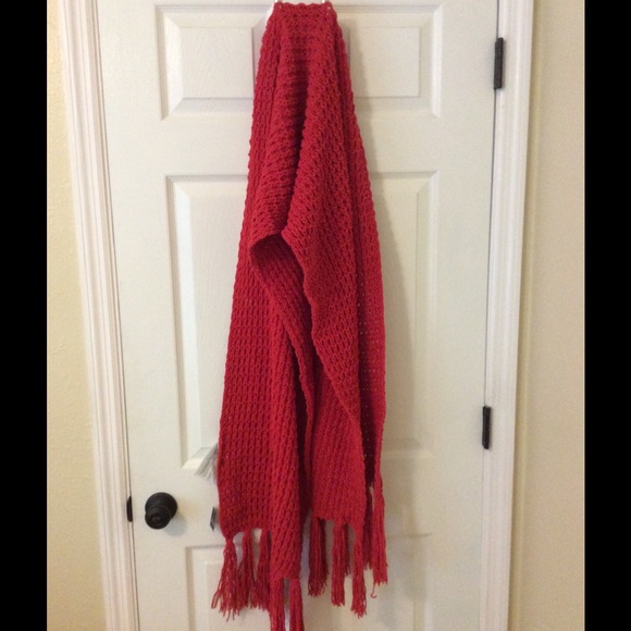 Red yarn scarf