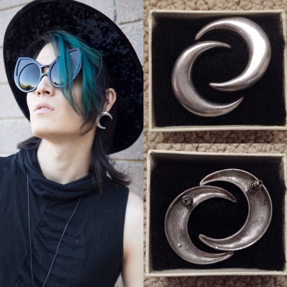 Hot Topic Jewelry - Silver Crescent Moon Earrings Gothic Witchy Nugoth Hot Topic Jewelry - Silver Crescent Moon Earrings Gothic Witchy Nugoth
