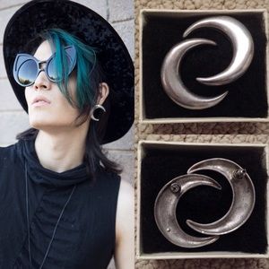 Hot Topic Jewelry - Silver Crescent Moon Earrings Gothic Witchy Nugoth Hot Topic Jewelry - Silver Crescent Moon Earrings Gothic Witchy Nugoth