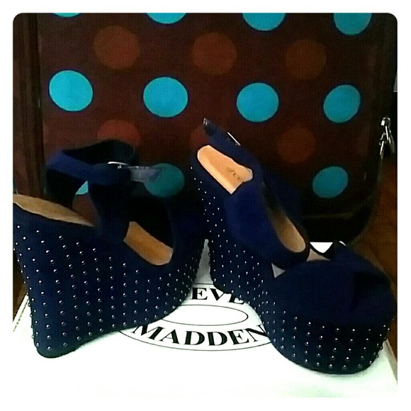 Open toe high platform with studs - Picture 1 of 3