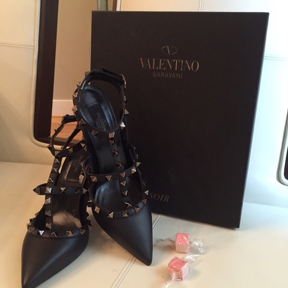 🛍 Host pick 🛍 Rockstud Valentino in black♠️