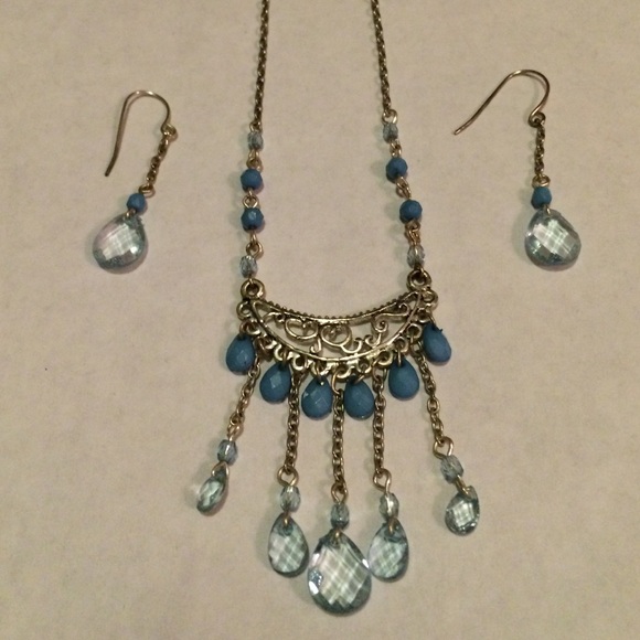 Turquoise and silver necklace and earrings - Picture 1 of 4