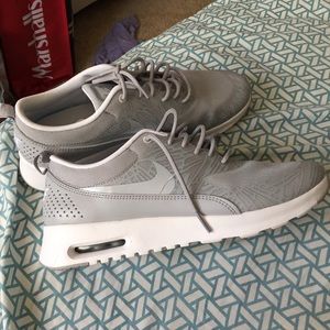 Grey Nike air max thea