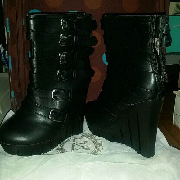 Ankle boot with six buckles on side n back zipper - Picture 1 of 3