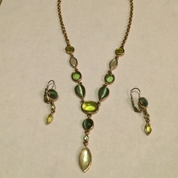 Green and gold necklace and earring set - Picture 1 of 3