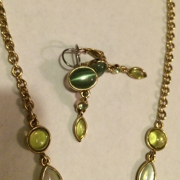 Green and gold necklace and earring set - Picture 3 of 3