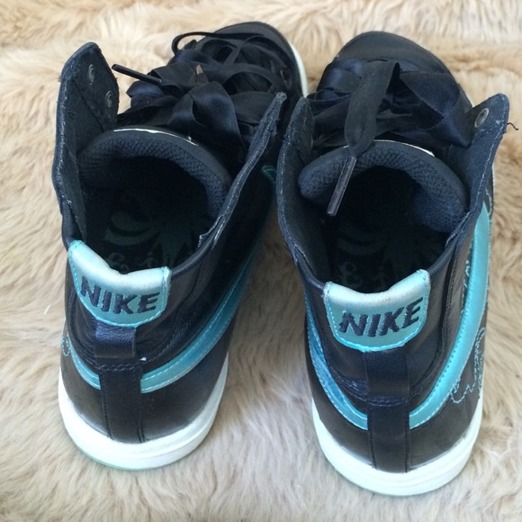 Nike - Picture 2 of 5