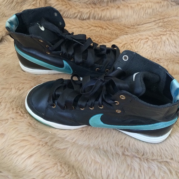 Nike - Picture 3 of 5
