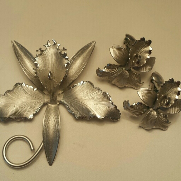 VINTAGE FLOWER PIN AND EARRING SET