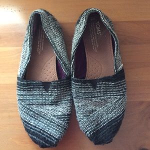 Toms classic slip ons