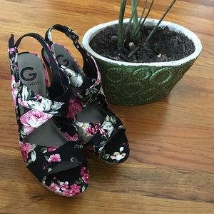 Floral print guess wedges