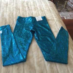 Shiny turquoise leggings!