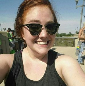 Meet your Posher, Caitlin