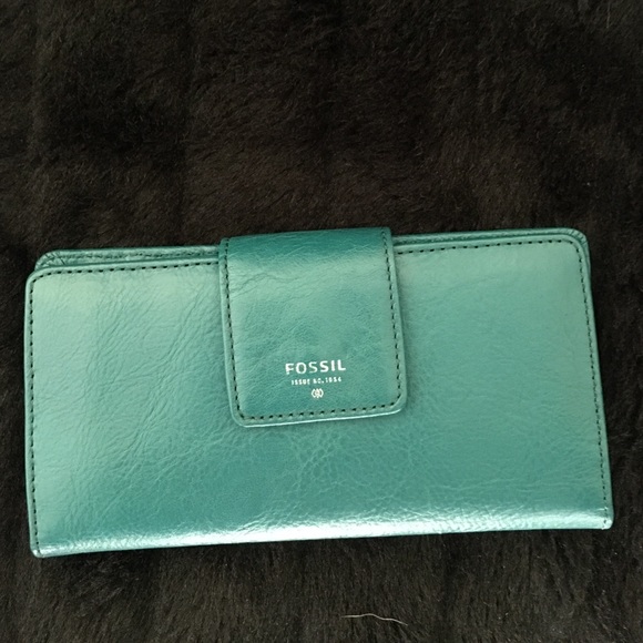 Beautiful blue Fossil wallet. Used twice.