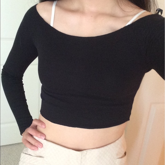 Off-the-shoulder black ribbed crop top
