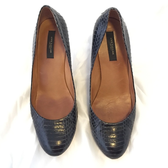 Ann Taylor Navy Blue Snakeskin Pumps