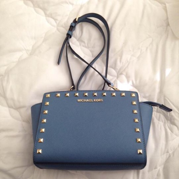 HOLD Michael Kors Selma Stud Medium Messenger