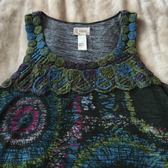 Fun Tunic with yarn embroidery - Picture 1 of 3