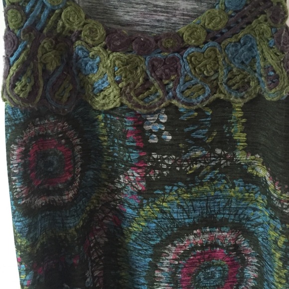 Fun Tunic with yarn embroidery - Picture 2 of 3