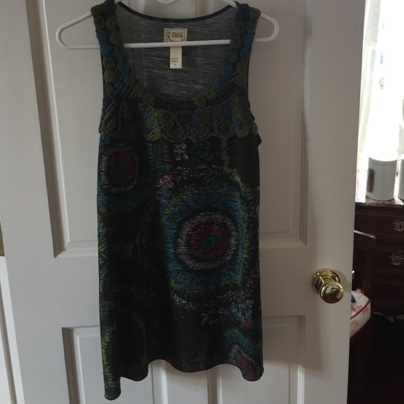 Fun Tunic with yarn embroidery - Picture 3 of 3