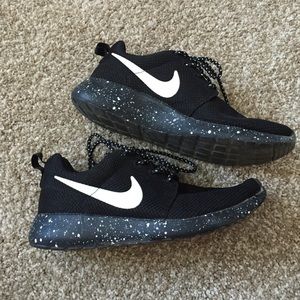 size 7 black speckled nike roshe