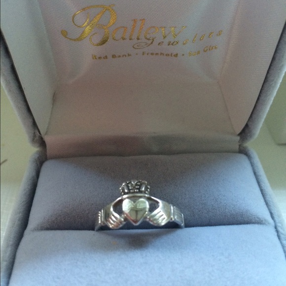 14K White Gold Claddagh Ring Size 7