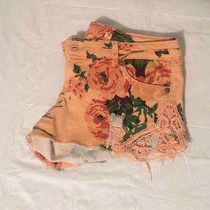 *LOWERED PRICE* 🌺Floral shorts🌺