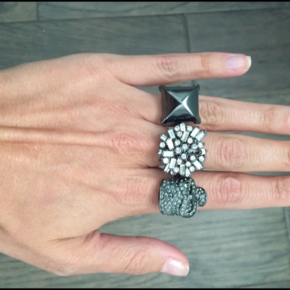 💀Rhinestone Skull + Stud 3-Finger Ring - Picture 2 of 3