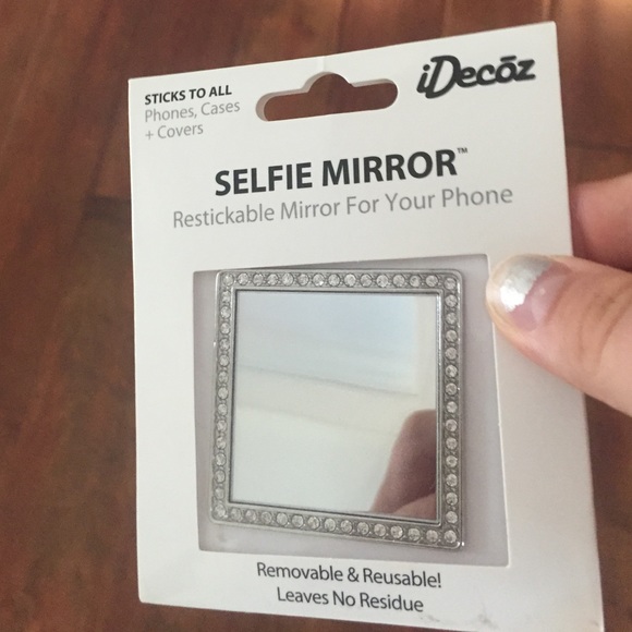 Super easy to use selfie mirror! - Picture 2 of 2