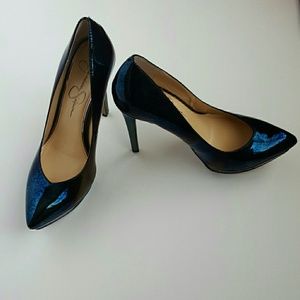 Blue iridescent pumps