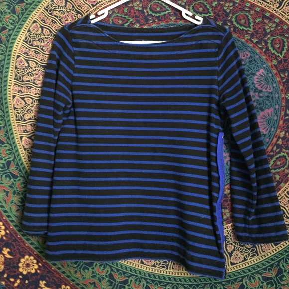 Quarter sleeve, boatneck, Gap top.  Small.