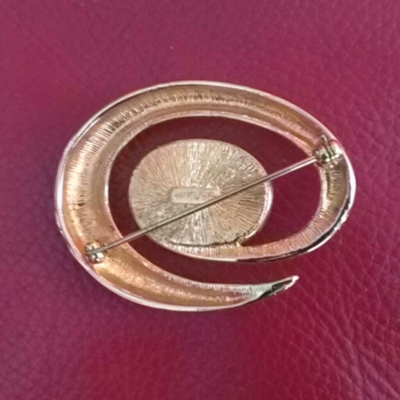 Nice Fashion Brooche - Picture 2 of 3