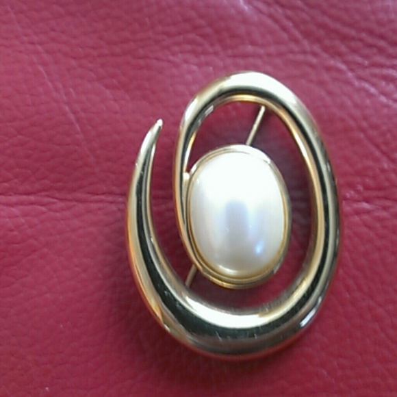 Nice Fashion Brooche - Picture 3 of 3