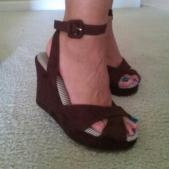 Suede wedges with ankle strap