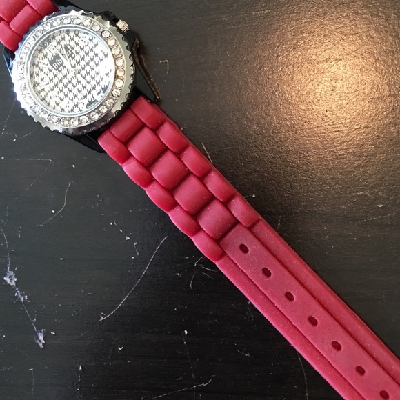 ALABAMA FANs Watch Red and Black Houndstooth. - Picture 4 of 4