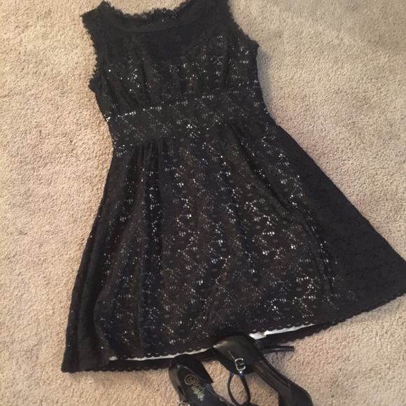 Classic and trendy little black dress - Picture 1 of 3