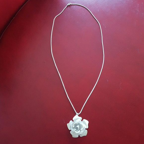 Cream metal flower lock necklace