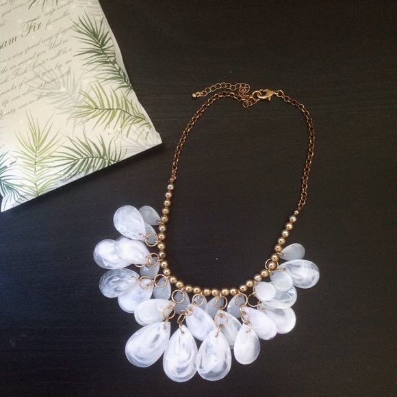 Forever 21 Jewelry - F21 white and gold statement necklace