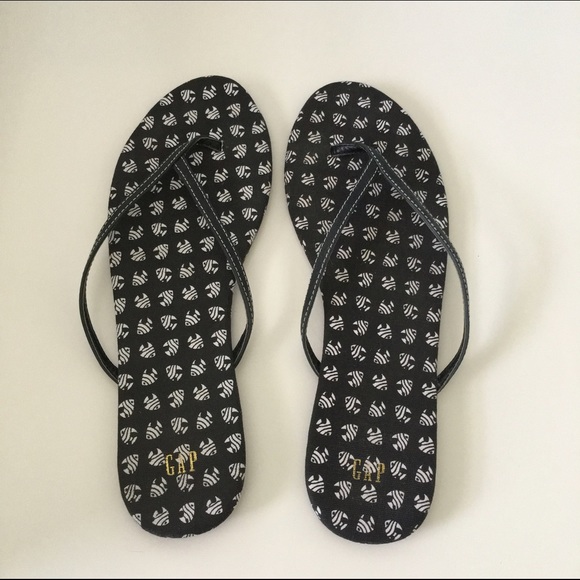 Gap Shoes - 👙 GAP Flip Flops Size 8 Black & White