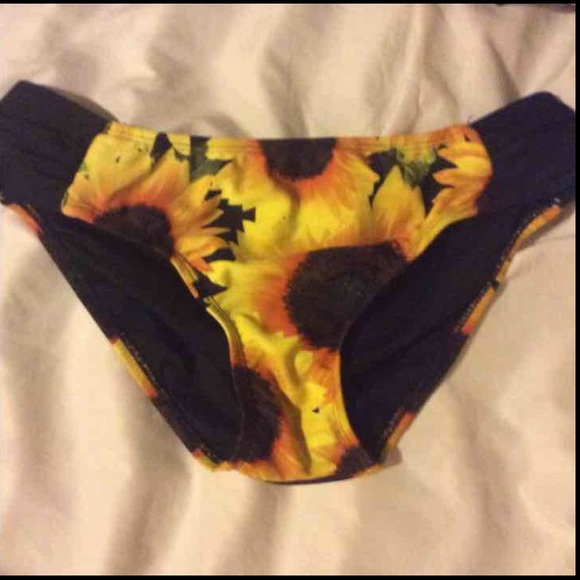 BNWOT sunflower print bikini bottoms