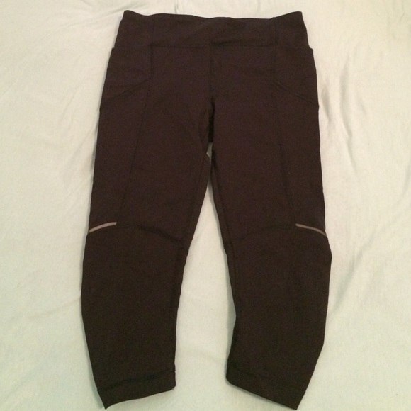 REPOSH🎉 Lululemon Black Luxtreme Crop size 6 EUC