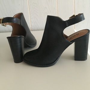 Black heels, buckles at the ankle