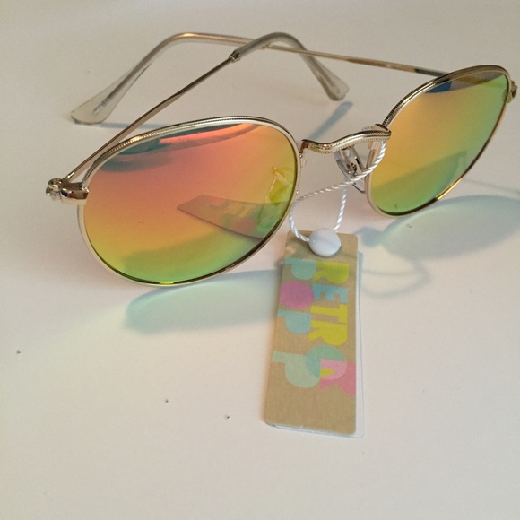 NWT || Red Mirrored Retro Round Sunglasses - Picture 3 of 4