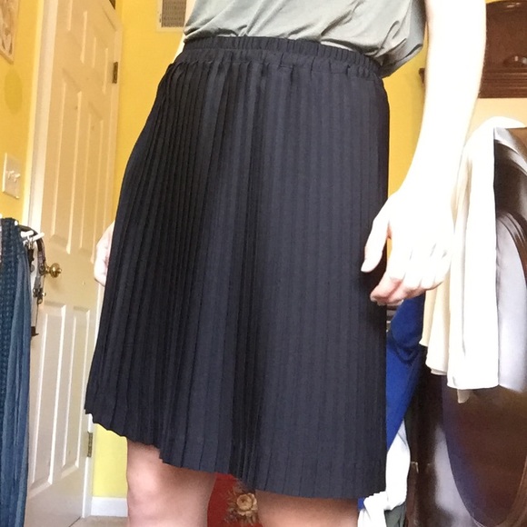 Banana Republic pleated black midi-skirt