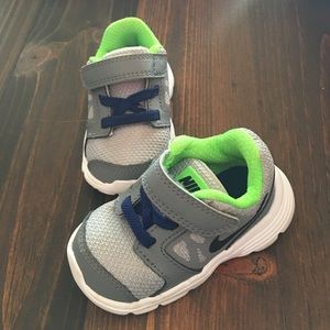 {LIKE NEW} Nike Size 4 Athletic Shoes