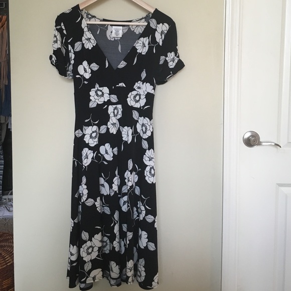 🌻HOST PICK🌻 black a-line dress & cream florals - Picture 2 of 4