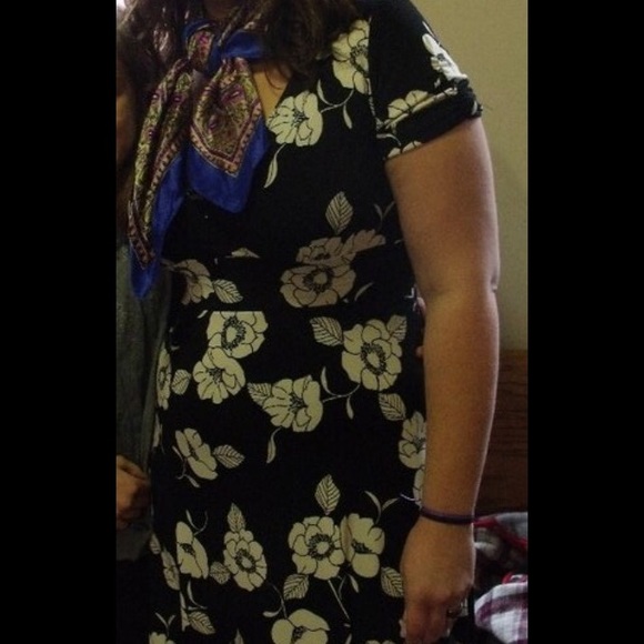 🌻HOST PICK🌻 black a-line dress & cream florals - Picture 4 of 4