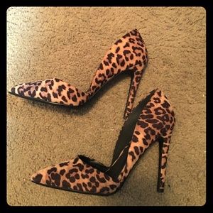Super cute leopard pumps!
