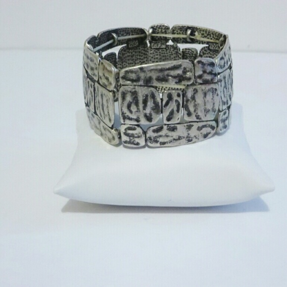 Hammered Silver Tone Stretch Bracelet - Picture 1 of 2
