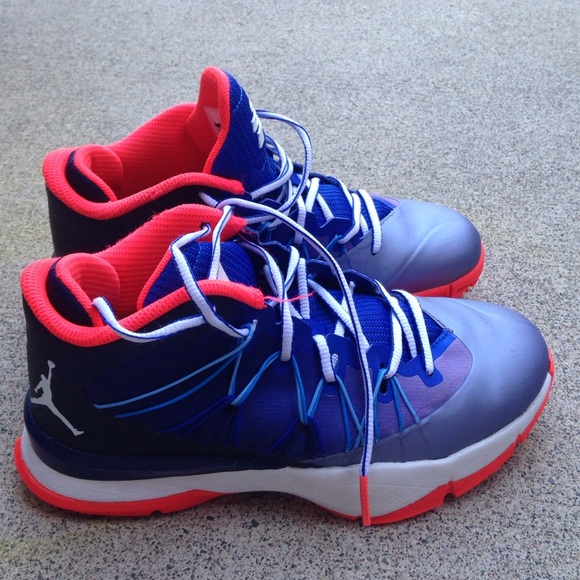 Basketball shoes